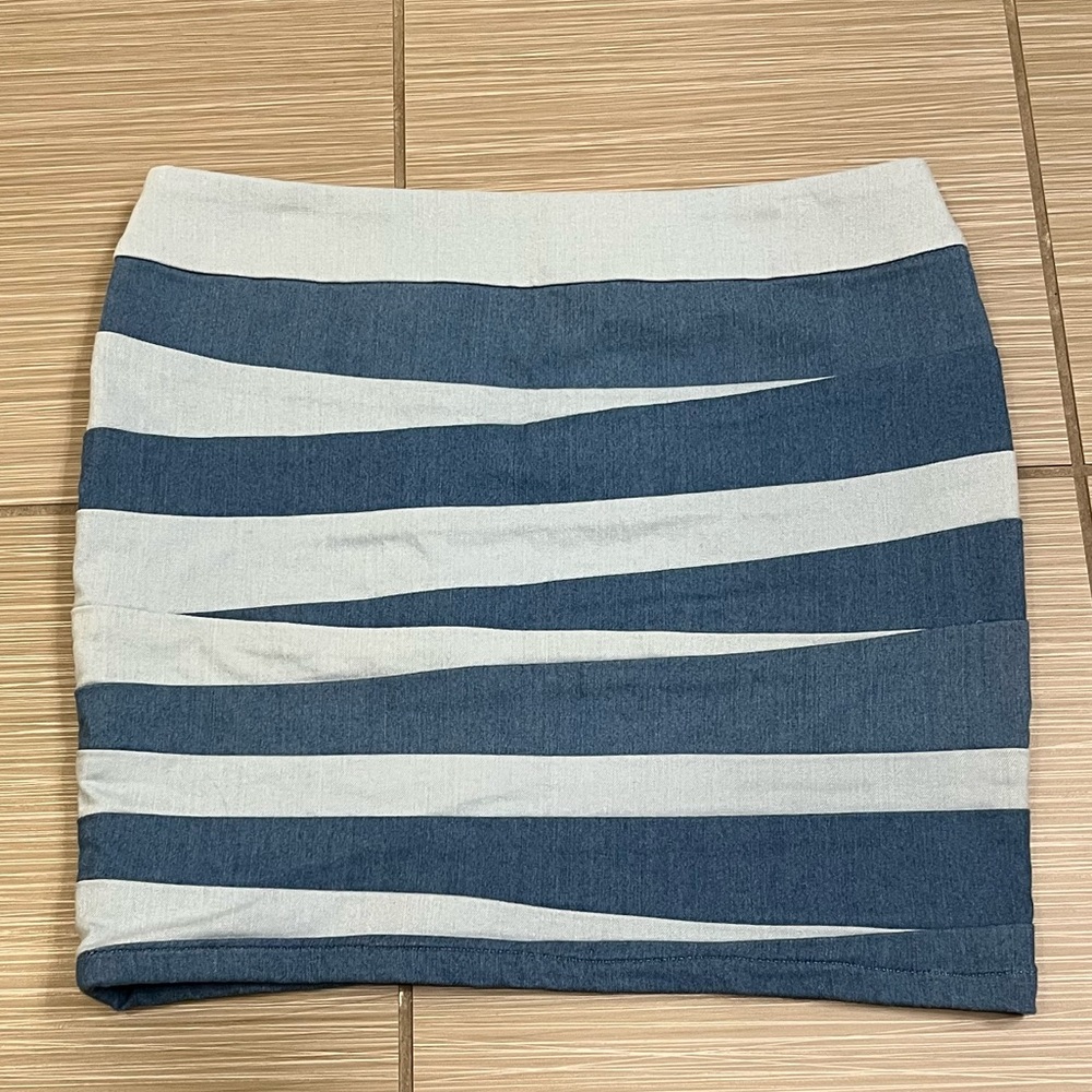 Tommy Blue Jean Patterned Denim Skirt Womens Size 0 - Picture 4 of 6